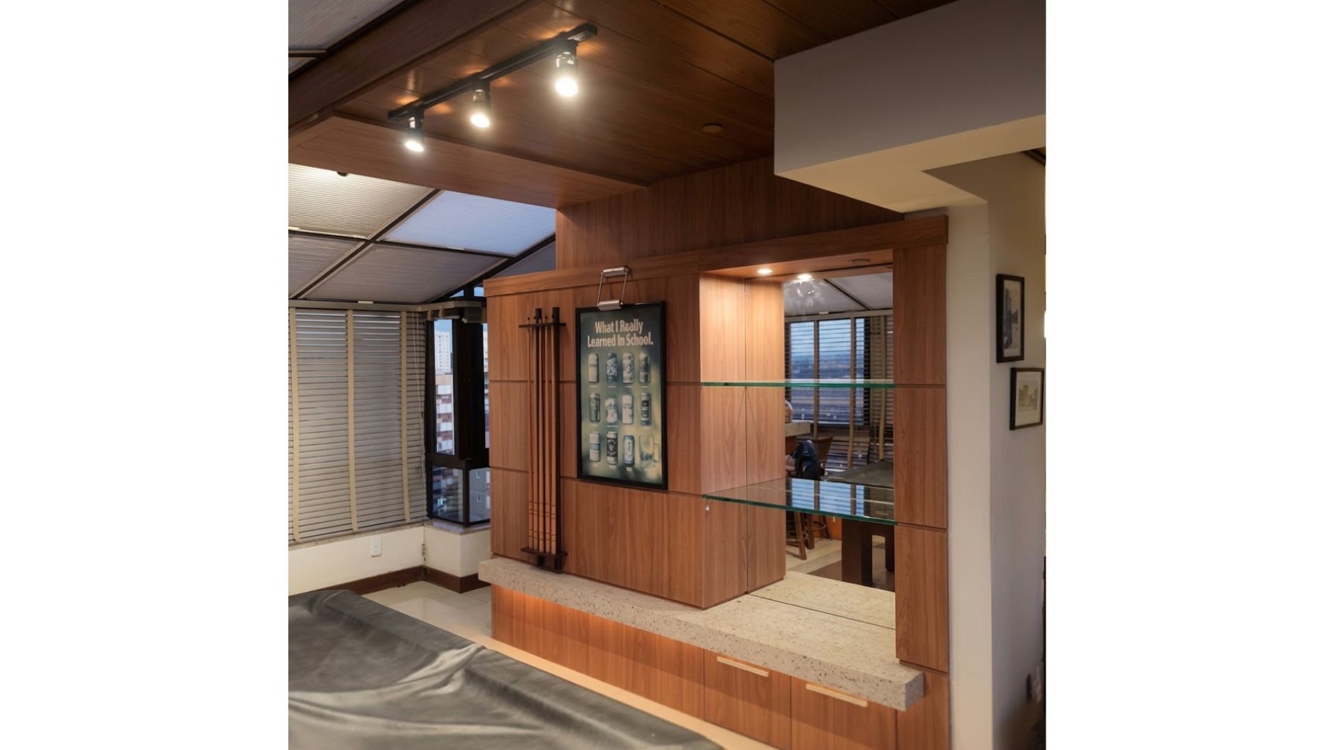 Bar Residencial com Marcenaria Amadeirada: projeto de móveis planejados da ArtPro em Porto Alegre.
