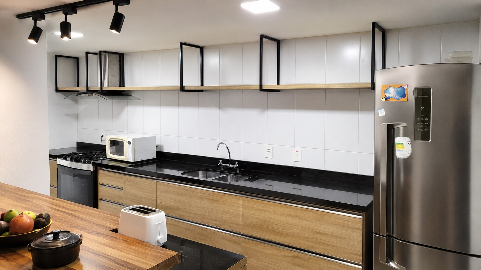 Cozinha linear com armários aéreos: projeto de móveis planejados da ArtPro em Porto Alegre.