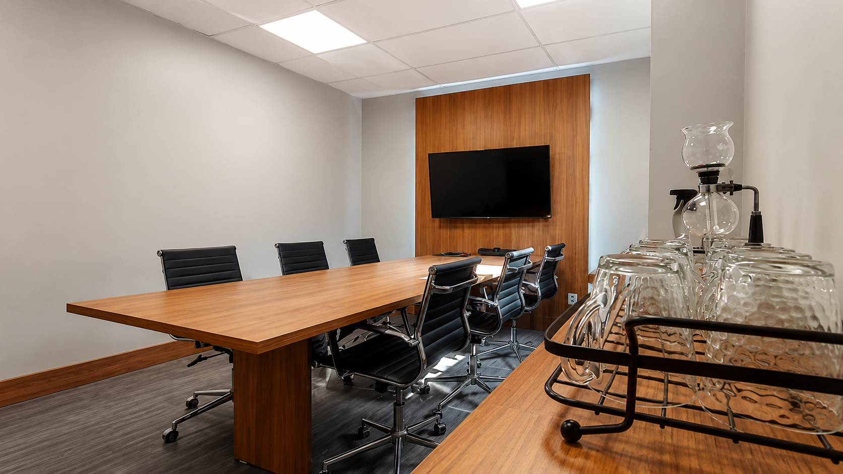 Sala de reunião executiva: projeto de móveis planejados da ArtPro em Porto Alegre.